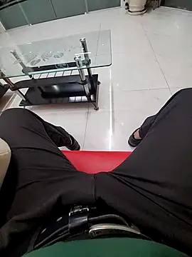 Snapshot of chaunguyen1993 chatting on 12/16/25, 10:42 chaunguyen1993 online show from 12/16/25, 10:42