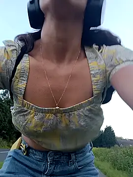 Snapshot of tinny_williams chatting on 09/19/25, 05:24 tinny williams online show from 09/19/25, 05:24