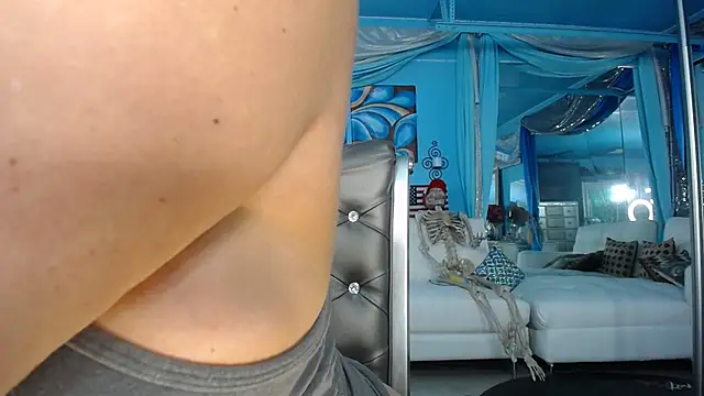 ADRIANNA FOX online show from 03/27/26, 05:45