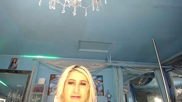 ADRIANNA FOX online show from 04/07/26, 12:00