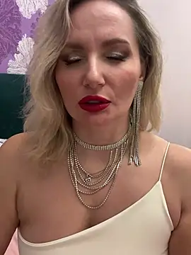 Snapshot of AngelOxy chatting on 12/25/24, 02:34 AngelOxy online show from 12/25/24, 02:34