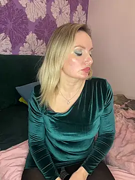 Snapshot of AngelOxy chatting on 12/29/24, 07:11 AngelOxy online show from 12/29/24, 07:11