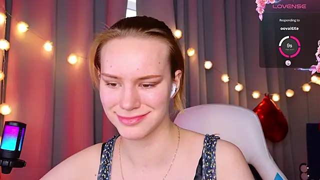 Snapshot of Ramona___ chatting on 02/04/25, 12:44 Ramona online show from 02/04/25, 12:44