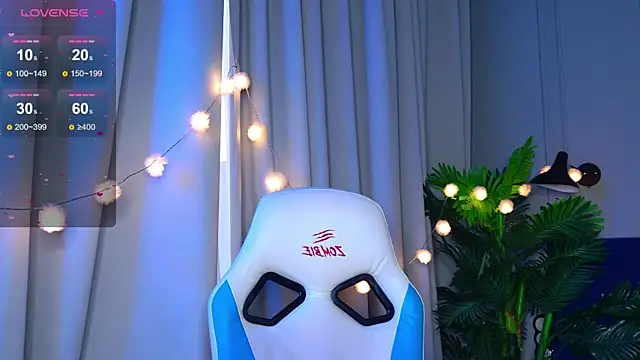 Snapshot of Ramona___ chatting on 10/13/25, 06:02 Ramona online show from 10/13/25, 06:02