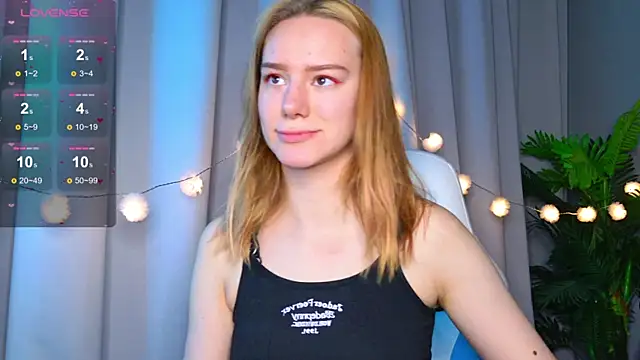 Snapshot of Ramona___ chatting on 10/18/25, 05:43 Ramona online show from 10/18/25, 05:43