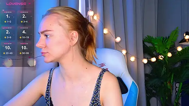 Snapshot of Ramona___ chatting on 10/21/25, 05:52 Ramona online show from 10/21/25, 05:52