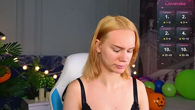 Snapshot of Ramona___ chatting on 10/24/25, 06:10 Ramona online show from 10/24/25, 06:10