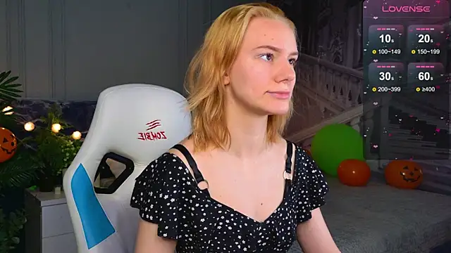 Snapshot of Ramona___ chatting on 10/25/25, 06:10 Ramona online show from 10/25/25, 06:10