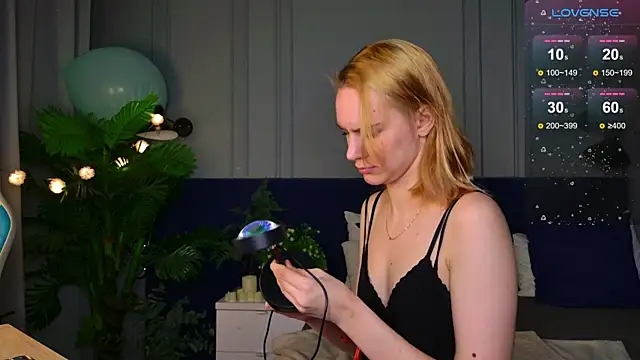 Snapshot of Ramona___ chatting on 11/26/25, 06:14 Ramona online show from 11/26/25, 06:14