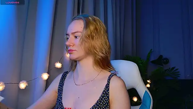 Snapshot of Ramona___ chatting on 12/23/25, 06:11 Ramona online show from 12/23/25, 06:11