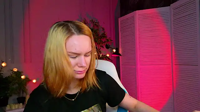 Snapshot of Ramona___ chatting on 03/25/26, 06:19 Ramona online show from 03/25/26, 06:19