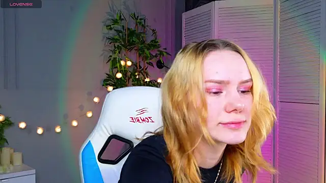 Snapshot of Ramona___ chatting on 04/10/26, 01:27 Ramona online show from 04/10/26, 01:27