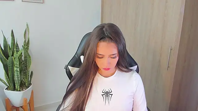 Snapshot of iriswest_ chatting on 12/28/24, 09:30 iriswest online show from 12/28/24, 09:30