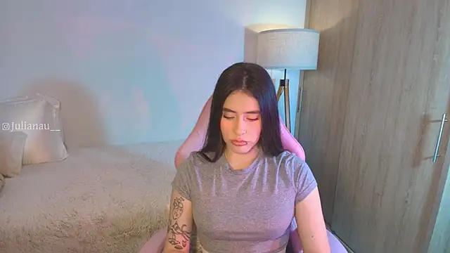 Snapshot of iriswest_ chatting on 11/11/25, 12:10 iriswest online show from 11/11/25, 12:10