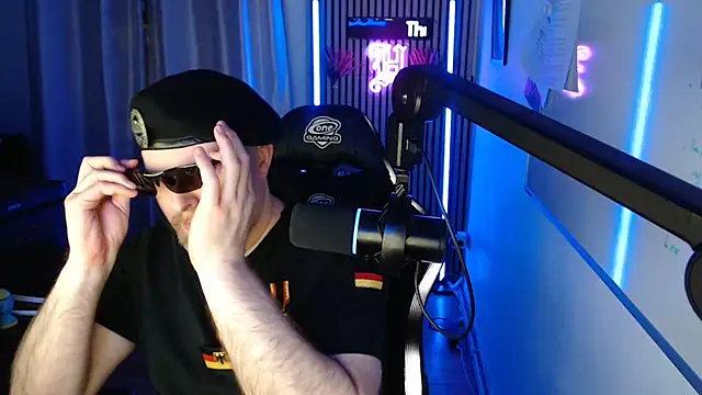 Snapshot of DerPornoPete chatting on 07/18/26, 10:24 DerPornoPete online show from 07/18/26, 10:24