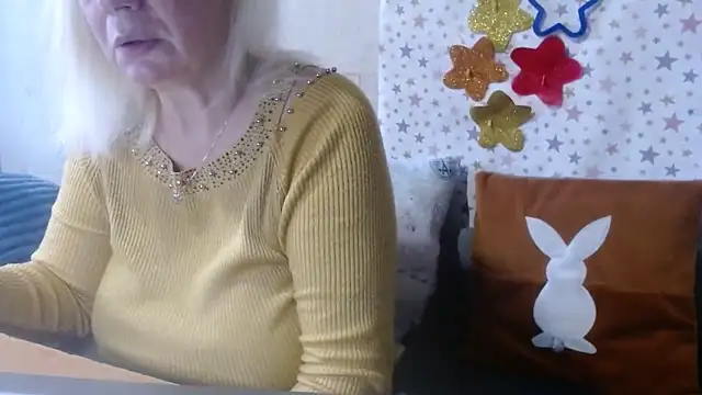 Snapshot of QueenLana chatting on 10/28/25, 07:34 QueenLana online show from 10/28/25, 07:34