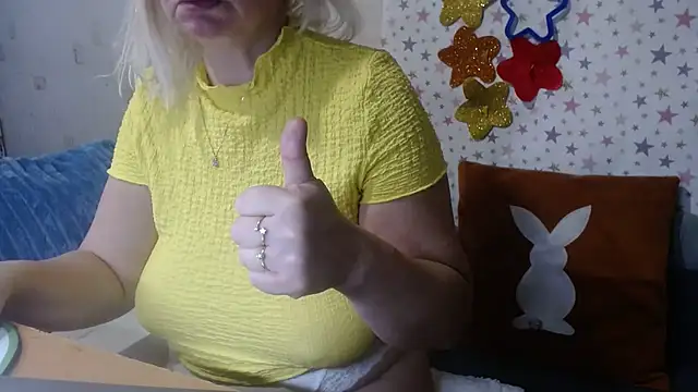 Snapshot of QueenLana chatting on 11/15/25, 05:16 QueenLana online show from 11/15/25, 05:16