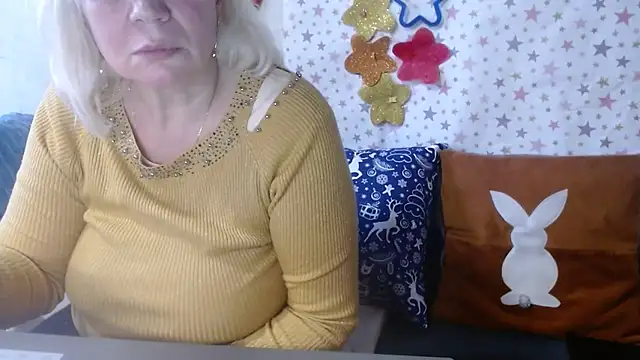 Snapshot of QueenLana chatting on 12/15/25, 11:25 QueenLana online show from 12/15/25, 11:25