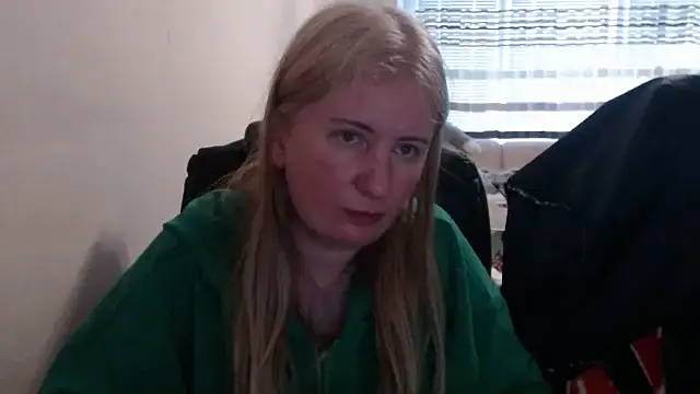 Snapshot of PeterAndJen chatting on 04/21/26, 05:28 PeterAndJen online show from 04/21/26, 05:28