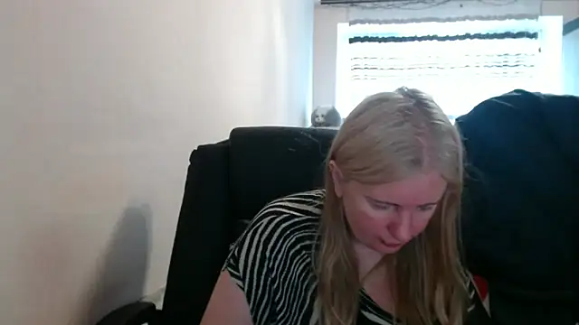 Snapshot of PeterAndJen chatting on 05/11/26, 06:08 PeterAndJen online show from 05/11/26, 06:08