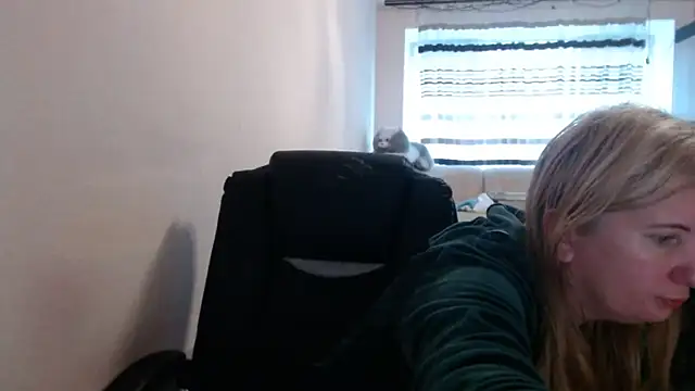 Snapshot of PeterAndJen chatting on 05/16/26, 04:42 PeterAndJen online show from 05/16/26, 04:42