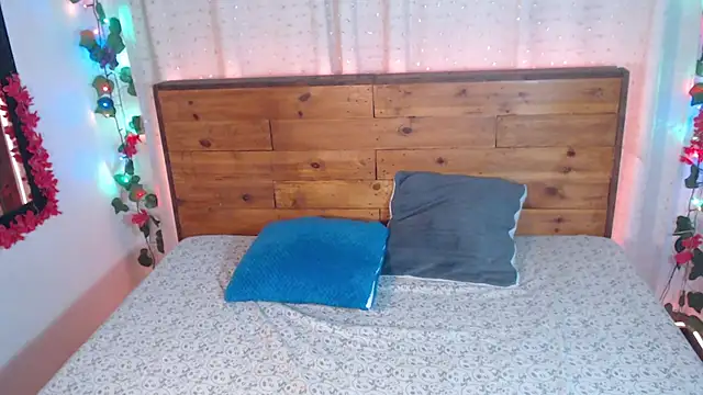 NikkieMilky online show from 03/10/26, 04:06