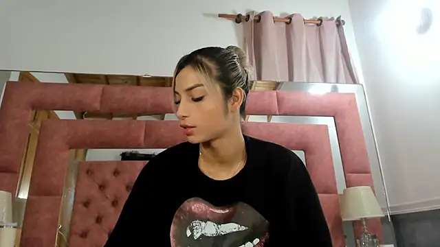 Snapshot of briana_wonder69xxx chatting on 11/19/25, 10:21 briana wonder69xxx online show from 11/19/25, 10:21