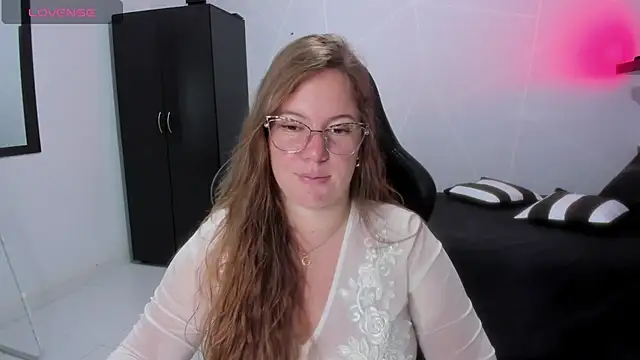 Snapshot of tamy_shine87 chatting on 11/02/25, 11:40 tamy shine87 online show from 11/02/25, 11:40