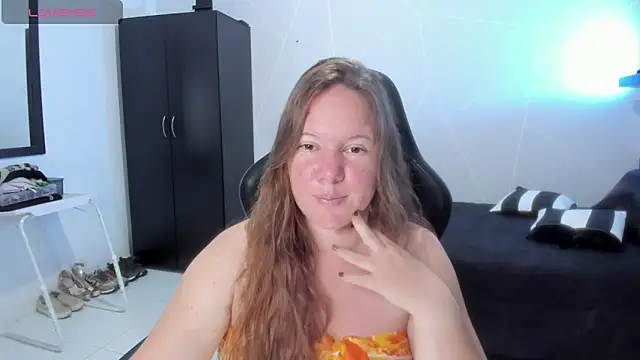 Snapshot of tamy_shine87 chatting on 11/17/25, 01:44 tamy shine87 online show from 11/17/25, 01:44