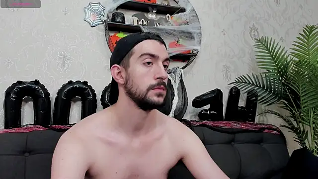 Snapshot of Dylan_Best chatting on 10/31/25, 01:17 Dylan Best online show from 10/31/25, 01:17