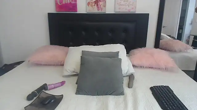 Snapshot of katiehotx chatting on 10/02/25, 01:40 katiehotx online show from 10/02/25, 01:40