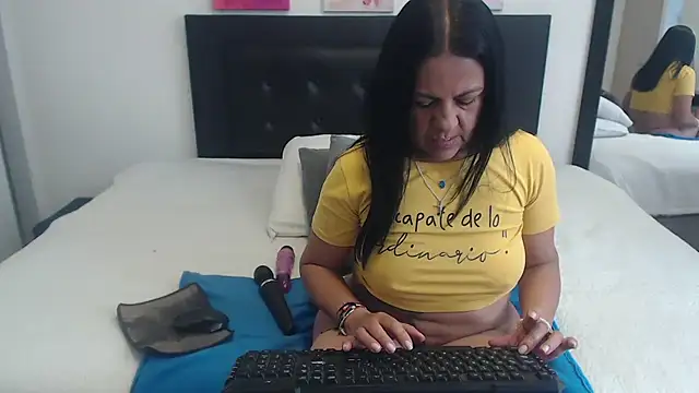 Snapshot of katiehotx chatting on 10/24/25, 02:24 katiehotx online show from 10/24/25, 02:24