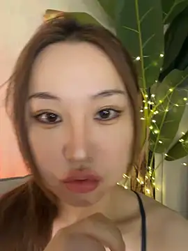 Snapshot of sphynx-_- chatting on 10/28/25, 10:08 sphynx- - online show from 10/28/25, 10:08