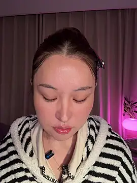 Snapshot of sphynx-_- chatting on 11/27/25, 03:03 sphynx- - online show from 11/27/25, 03:03