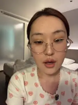 Snapshot of sphynx-_- chatting on 05/20/26, 07:58 sphynx- - online show from 05/20/26, 07:58