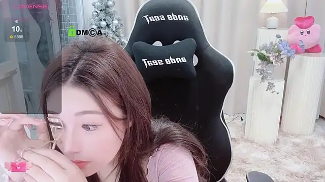 Snapshot of Happy_Kitty chatting on 12/19/24, 02:24 Happy Kitty online show from 12/19/24, 02:24