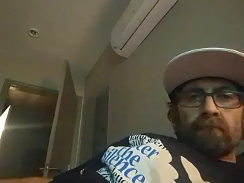 Bottomslut4tops84 online show from 11/18/25, 04:28