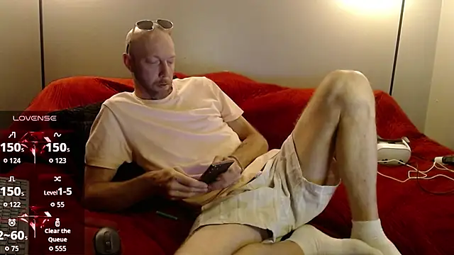 Snapshot of MaxRouger chatting on 06/14/26, 01:24 MaxRouger online show from 06/14/26, 01:24