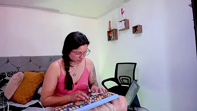 vanessabrown  online show from 10/02/25, 05:09