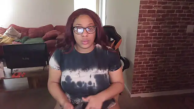 Snapshot of EntitledMistress chatting on 12/17/24, 07:37 EntitledMistress online show from 12/17/24, 07:37