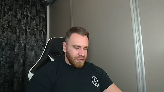 Snapshot of Thori92 chatting on 11/23/25, 02:17 Thori92 online show from 11/23/25, 02:17