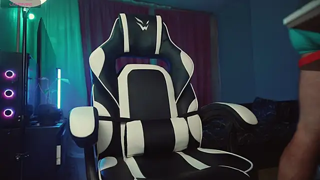 Snapshot of LuckyAlexx chatting on 02/04/25, 10:02 LuckyAlexx online show from 02/04/25, 10:02