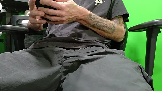 Snapshot of kuruptxxx_live chatting on 02/17/26, 08:04 kuruptxxx live online show from 02/17/26, 08:04