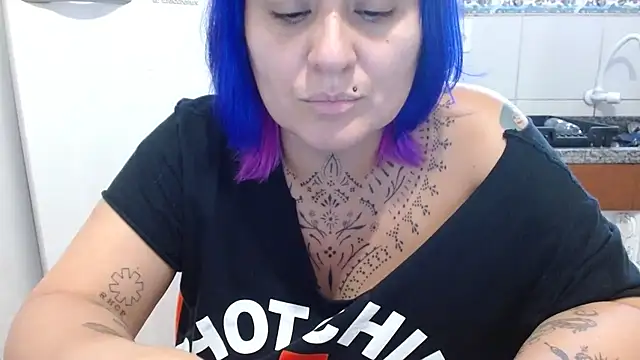 Snapshot of vaholiver chatting on 11/04/25, 06:07 vaholiver online show from 11/04/25, 06:07