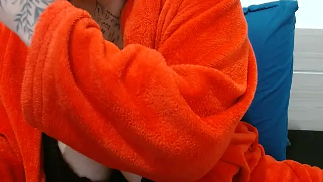 Snapshot of vaholiver chatting on 11/16/25, 08:03 vaholiver online show from 11/16/25, 08:03