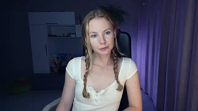 Snapshot of Cuddle_Cat chatting on 10/27/25, 01:59 Cuddle Cat online show from 10/27/25, 01:59