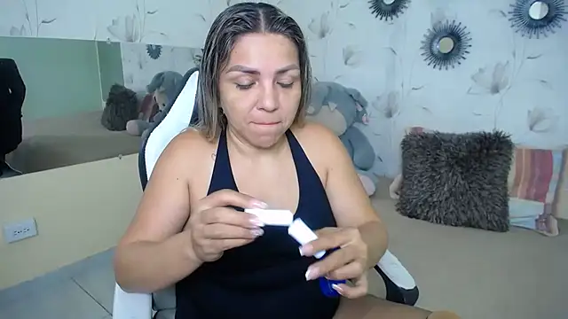 Snapshot of cum_bigass chatting on 12/18/25, 12:22 cum bigass online show from 12/18/25, 12:22