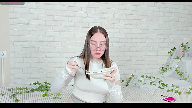 Snapshot of LinaKenny chatting on 11/10/25, 06:40 LinaKenny online show from 11/10/25, 06:40