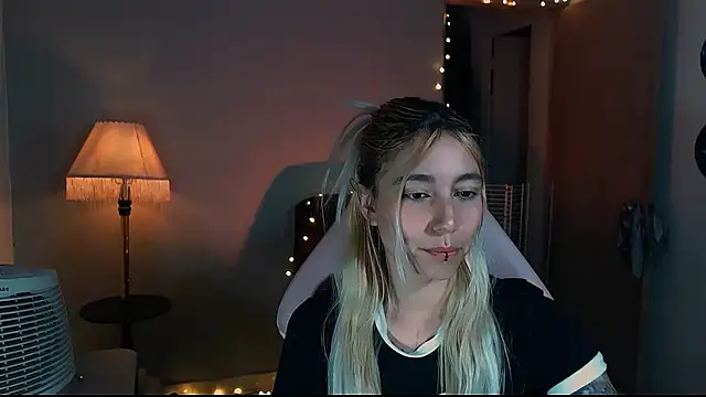 Snapshot of Saucy_Jenn chatting on 01/24/25, 02:28 Saucy Jenn online show from 01/24/25, 02:28