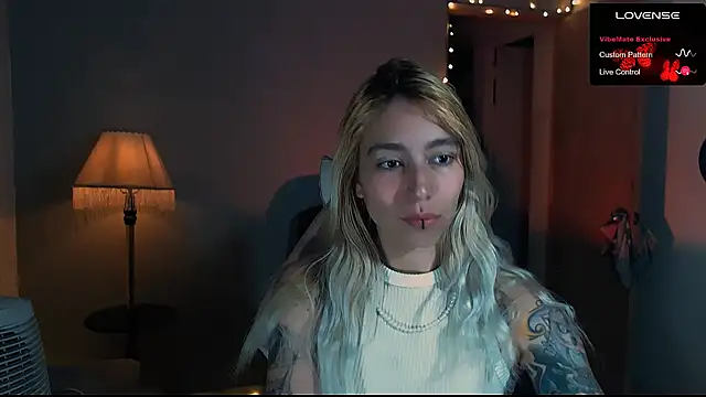 Snapshot of Saucy_Jenn chatting on 01/26/25, 03:38 Saucy Jenn online show from 01/26/25, 03:38